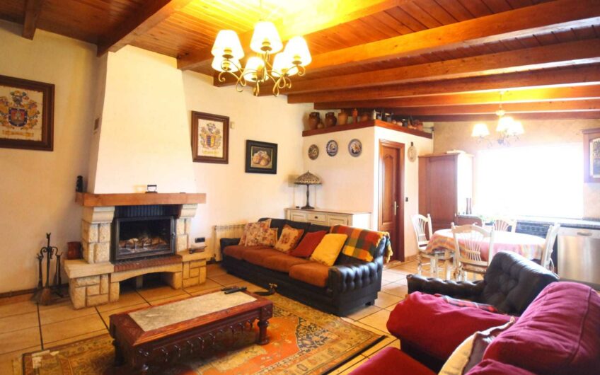Casa Singular con Finca y Piscina en Trobajo del Camino