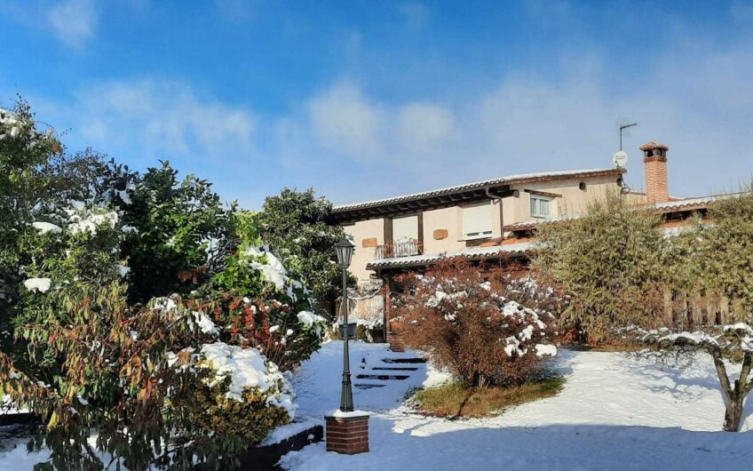 Casa Singular con Finca y Piscina en Trobajo del Camino