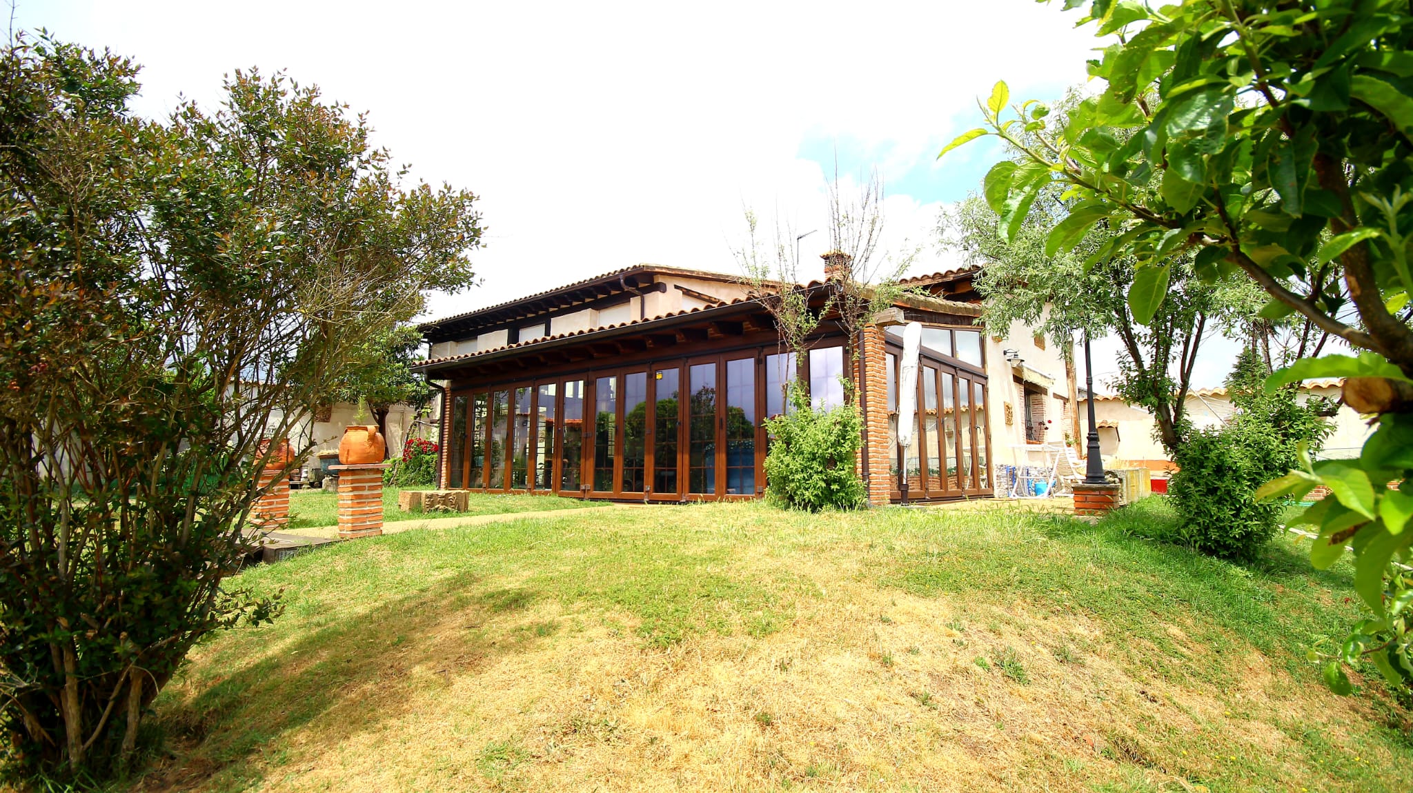 Casa Singular con Finca y Piscina en Trobajo del Camino