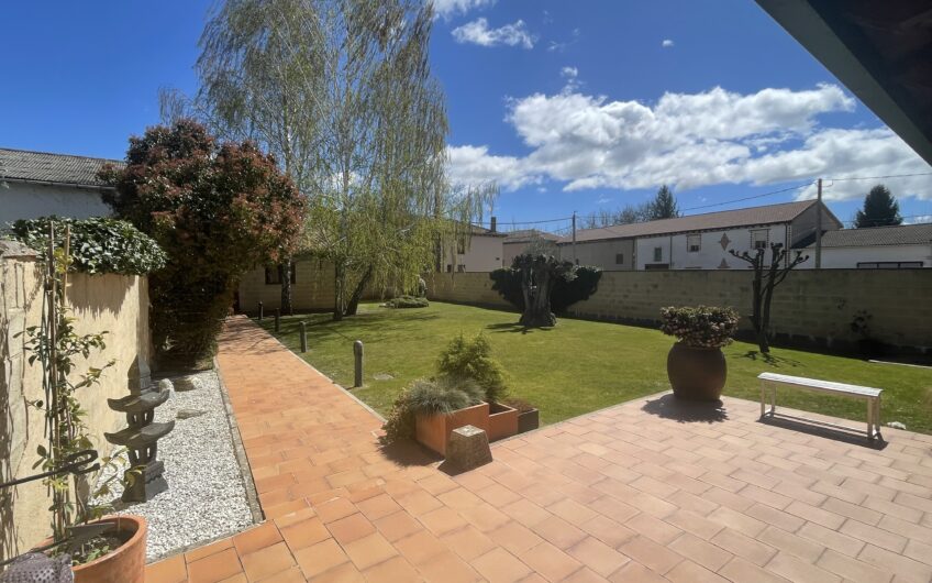 Casa Unifamiliar Singular en la zona de Villasabariego.