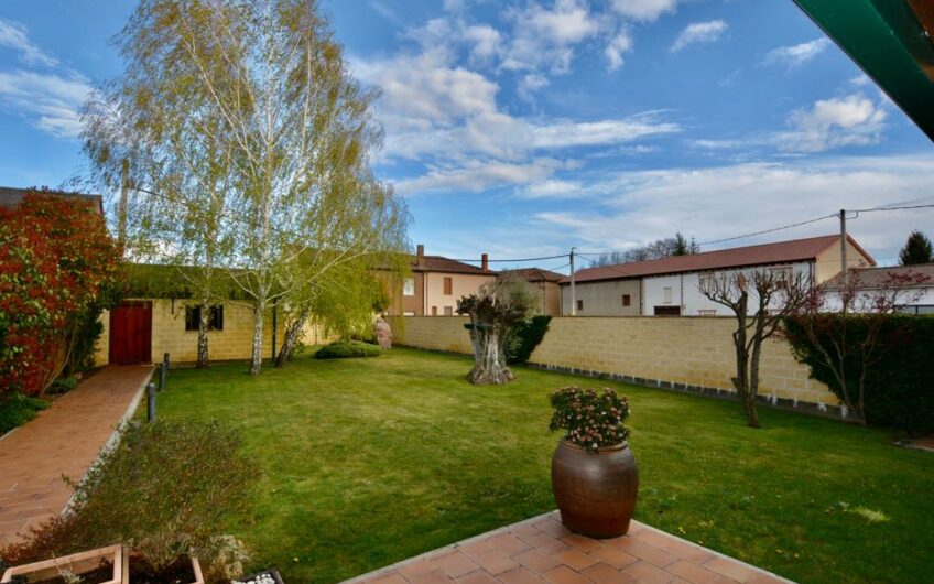 Casa Unifamiliar Singular en la zona de Villasabariego.