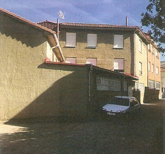 Casa con Fachada de Piedra en Villamanin