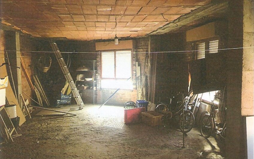 Casa con Fachada de Piedra en Villamanin