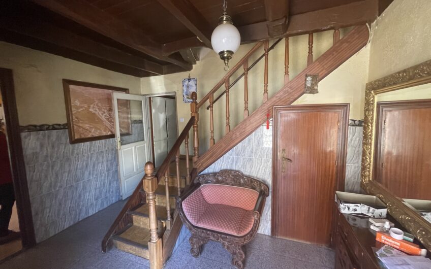 Casa con Fachada de Piedra en Villamanin