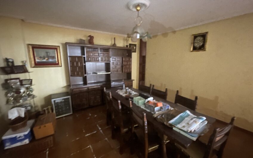 Casa con Fachada de Piedra en Villamanin