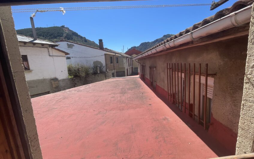 Casa con Fachada de Piedra en Villamanin