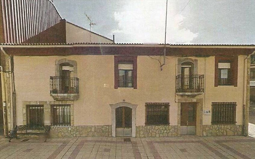Casa con Fachada de Piedra en Villamanin