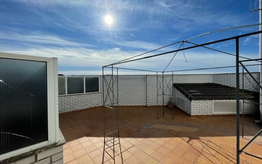 Piso en Planta Primera con Espaciosa Terraza Soleada