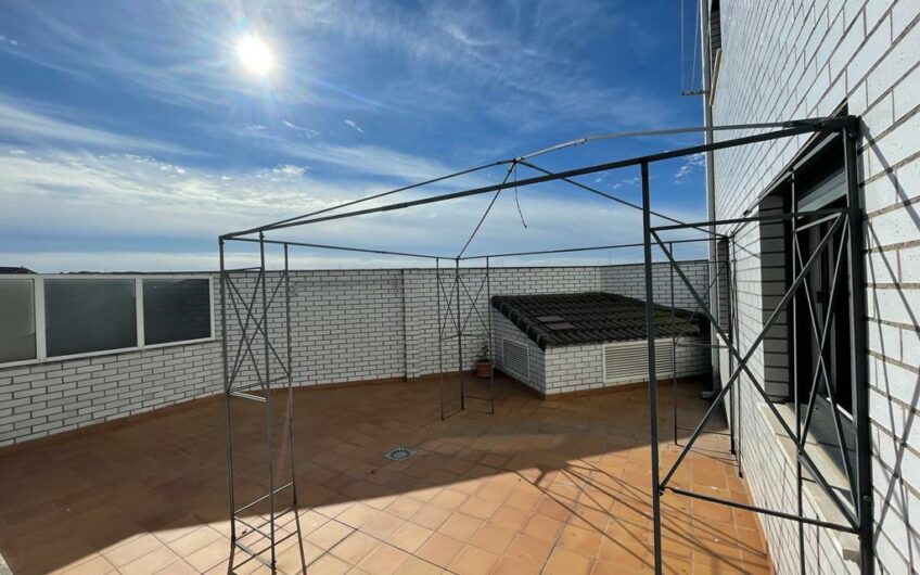 Piso en Planta Primera con Espaciosa Terraza Soleada