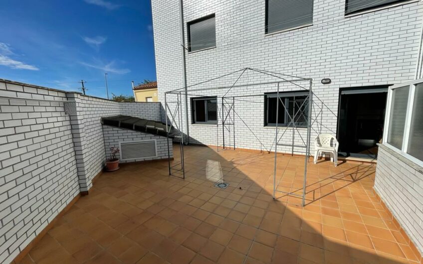 Piso en Planta Primera con Espaciosa Terraza Soleada