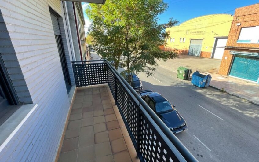Piso en Planta Primera con Espaciosa Terraza Soleada