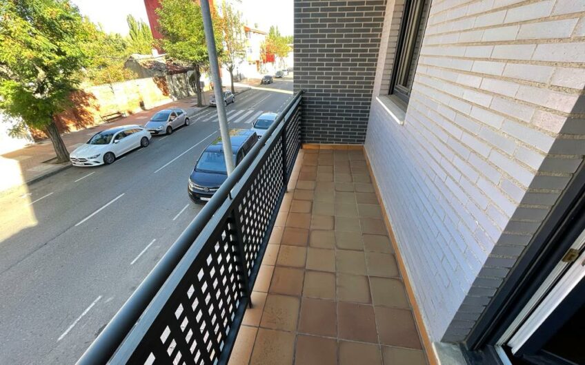 Piso en Planta Primera con Espaciosa Terraza Soleada