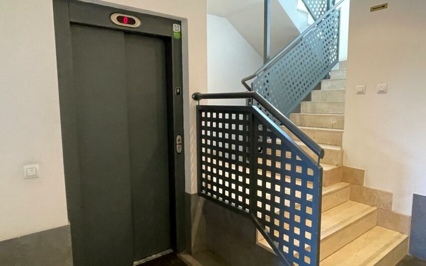 Piso en Planta Primera con Espaciosa Terraza Soleada