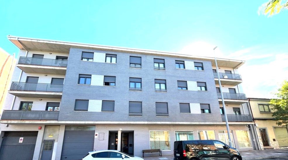 Piso en Planta Primera con Espaciosa Terraza Soleada