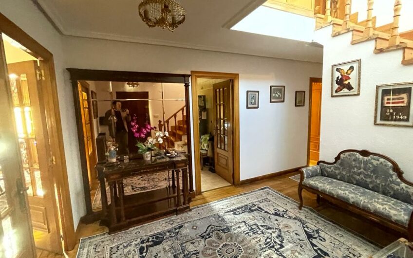 Chalet Unifamiliar en Azadinos