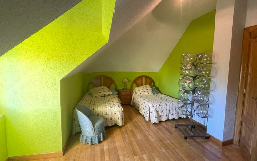 Chalet Unifamiliar en Azadinos