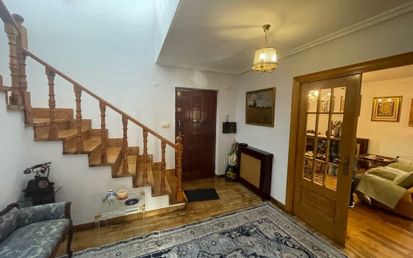 Chalet Unifamiliar en Azadinos