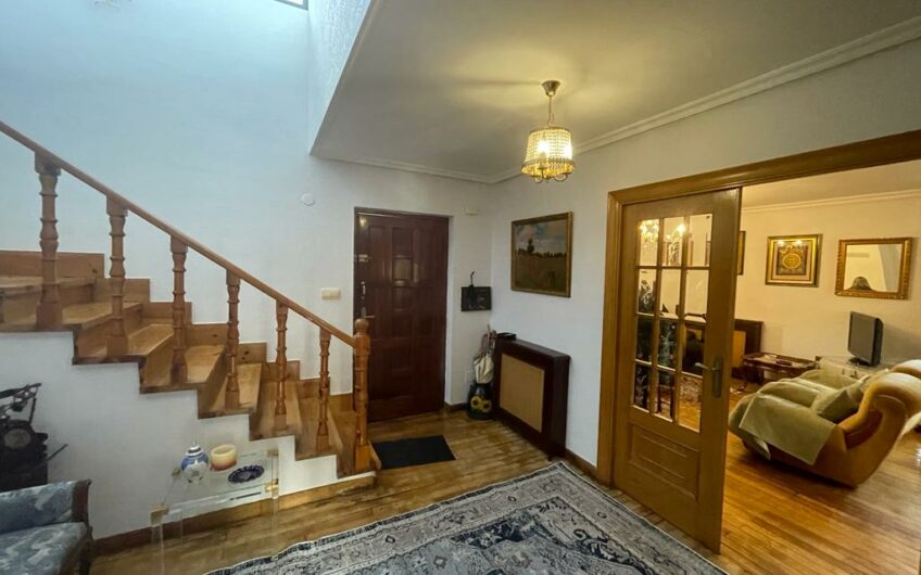 Chalet Unifamiliar en Azadinos