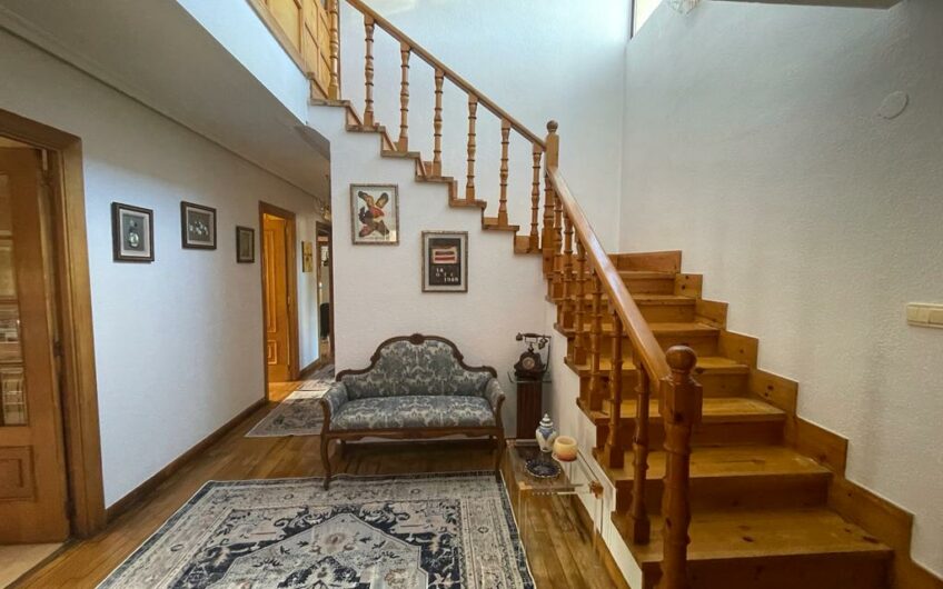 Chalet Unifamiliar en Azadinos