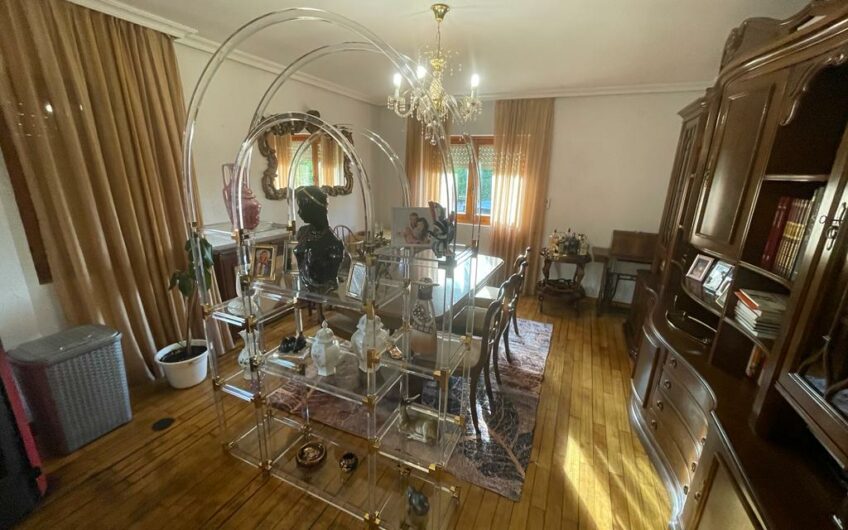 Chalet Unifamiliar en Azadinos