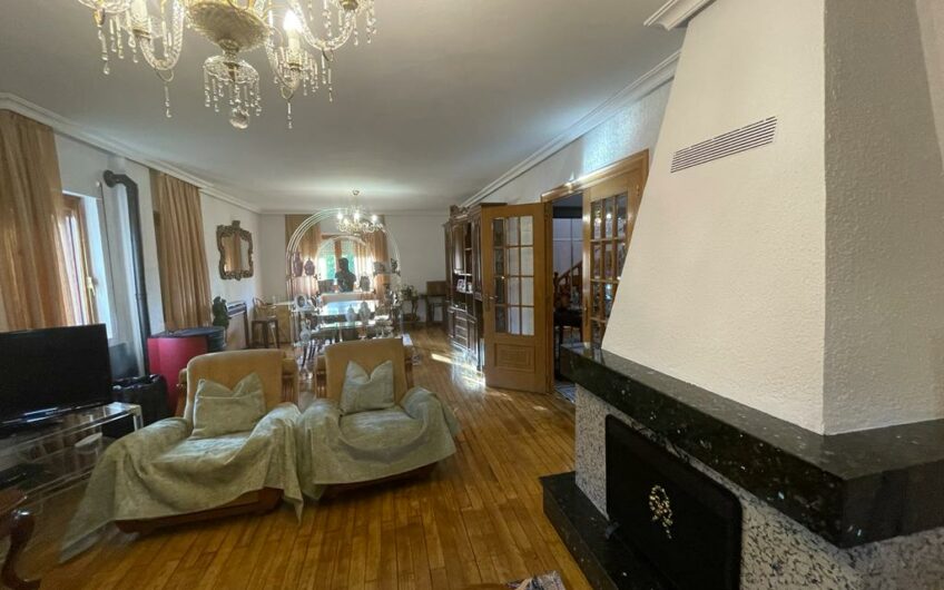 Chalet Unifamiliar en Azadinos