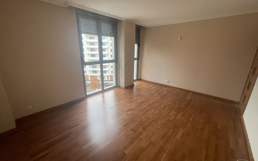 Apartamento en la Torre Eureka en José Aguado