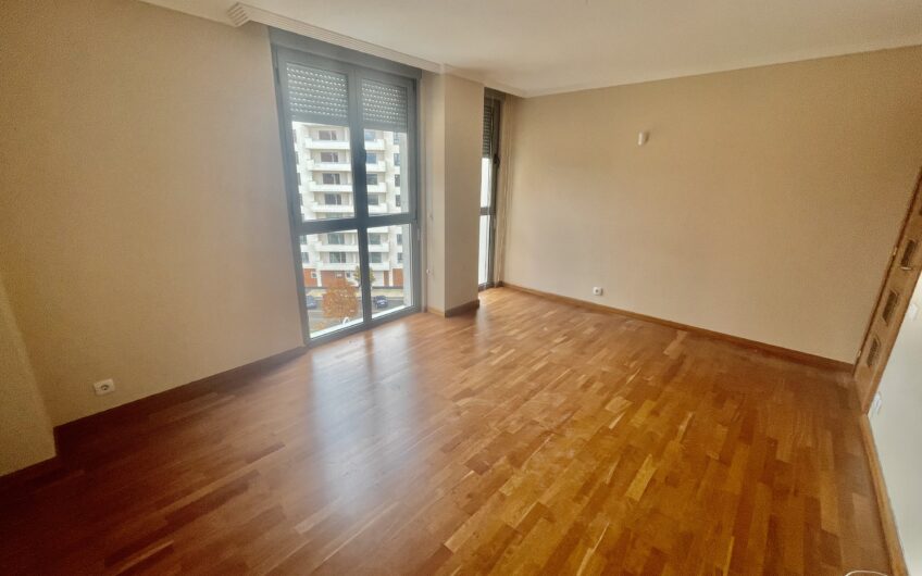 Apartamento en la Torre Eureka en José Aguado