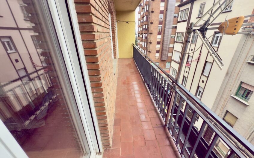 Piso junto al Paseo de la Facultad.